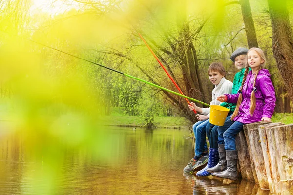 Kinder sitzen zusammen und angeln — Stockfoto