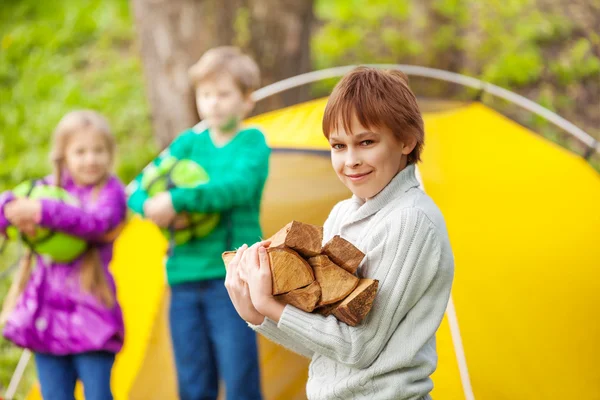 Chlapec má dřevo na táborák — Stock fotografie