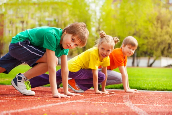 Three kids ready to run — Stock Photo, Image