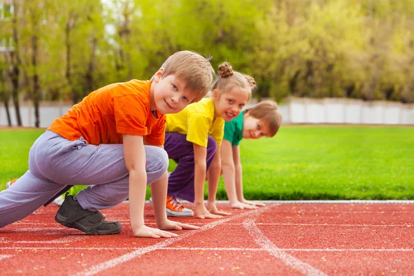 Two boys and girl ready to run — Stock Photo, Image