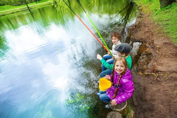 Kinder halten Angeln in der Hand — Stockfoto