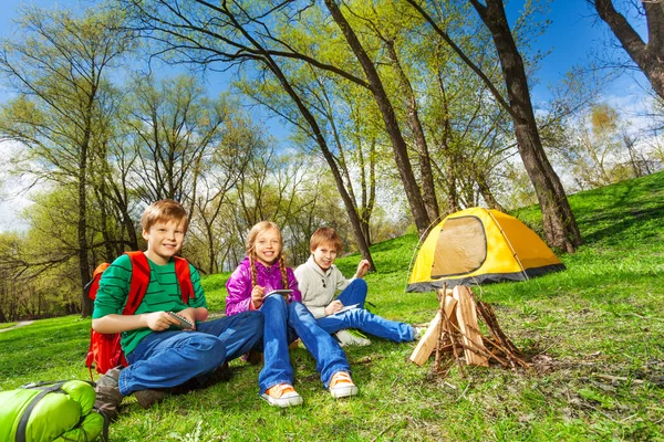 Happy children rest together near bonfire — Stock Photo, Image