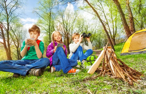 Drei Kinder ruhen am Lagerfeuer — Stockfoto