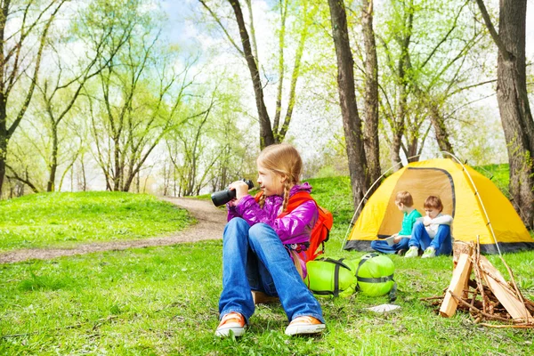 Šťastná dívka s batoh drží binokulární — Stock fotografie