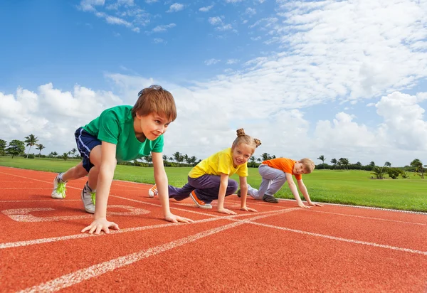 Niños con uniformes listos para correr — Foto de Stock