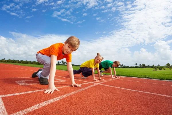 Two boys and girl ready to run — Stock Photo, Image