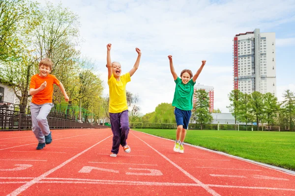 Kids with arms up running — Stock Photo, Image