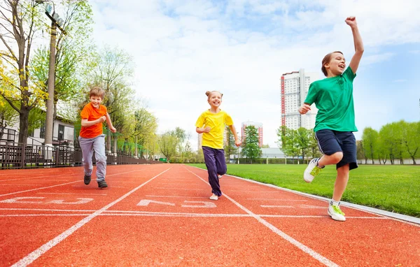 Meninos e menina correr maratona — Fotografia de Stock