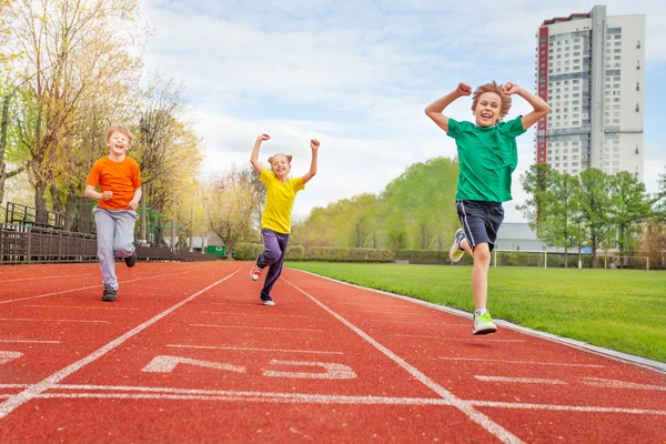 Groupe d'enfants heureux sur le stade — Photo