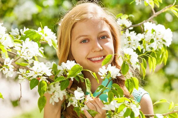 Lachende tiener meisje met bloemen — Stockfoto
