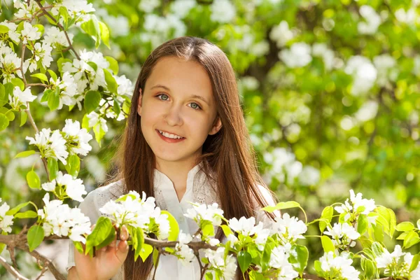 Teenager girl with white flowers — Stock Photo, Image