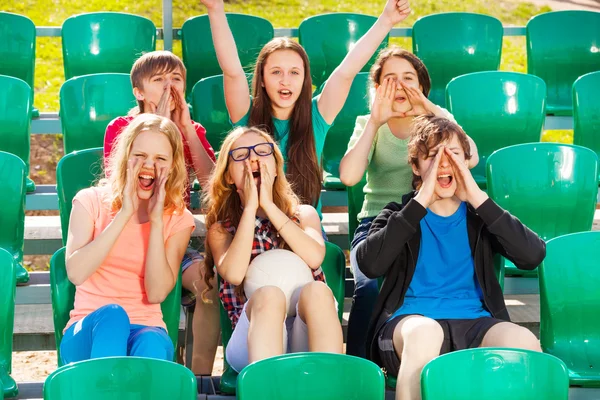 Happy teenagers cheer for team — Stock Photo, Image