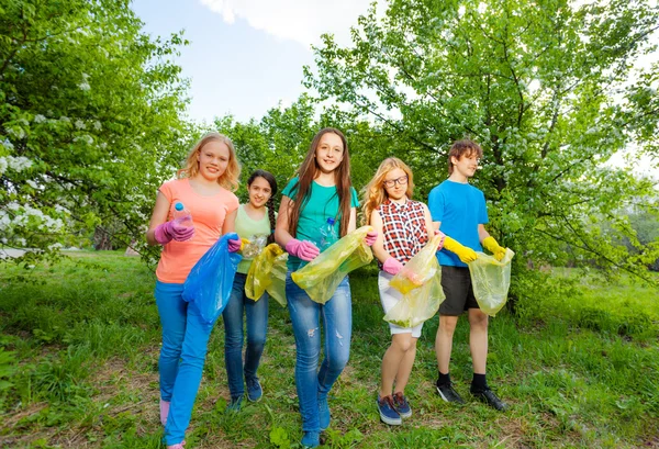 Teenagers carry garbage bags — Stock Photo, Image