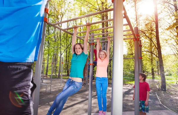 Hängande tonåringar på baren på idrottsplatsen — Stockfoto