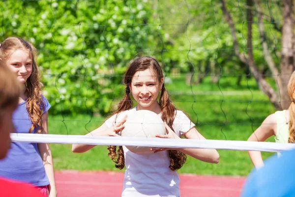 Glückliche Mädchen spielen gemeinsam Volleyball — Stockfoto