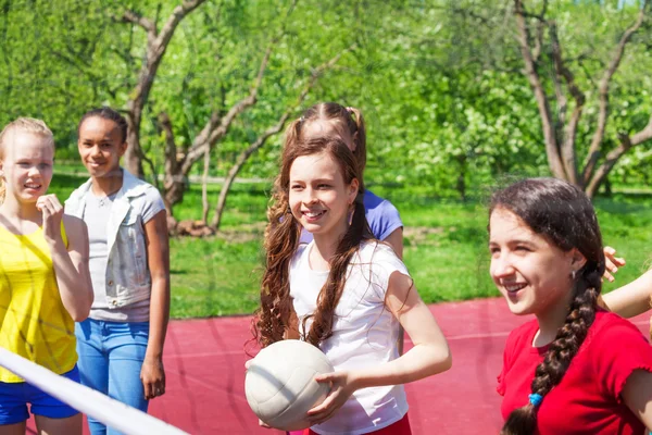 Teenager-Mädchen spielen gemeinsam Volleyball — Stockfoto