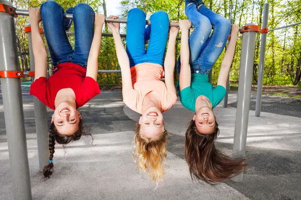 Tres chicas colgando boca abajo —  Fotos de Stock