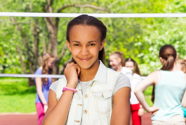 Menina adolescente Africano bonita no parque infantil — Fotografia de Stock