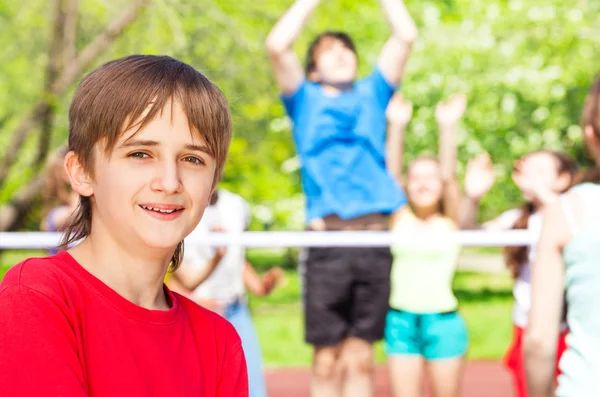 Lächelnder Junge steht auf Spielplatz — Stockfoto