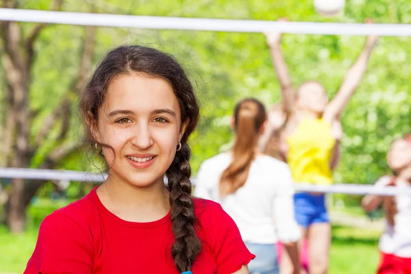 Moyen-Orient fille pendant le volley-ball jeu — Photo