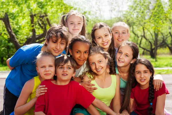 Teenagers sitting and hugging — Stock Photo, Image