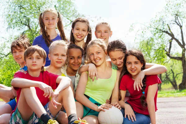 Heureux adolescents assis à proximité — Photo