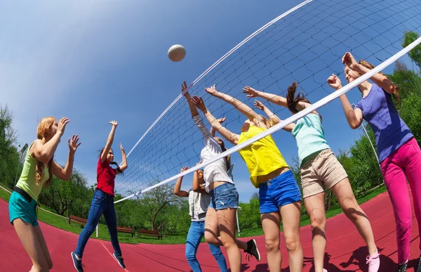 Aktive Jugendliche spielen Volleyball — Stockfoto