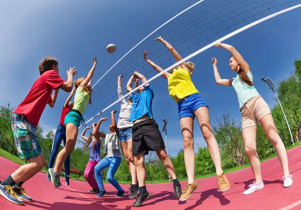 Jugendliche spielen Volleyball — Stockfoto