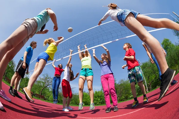 Teens playing volleyball outside — Stock Photo, Image