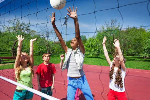 Вид через волейбольную сеть детей — стоковое фото