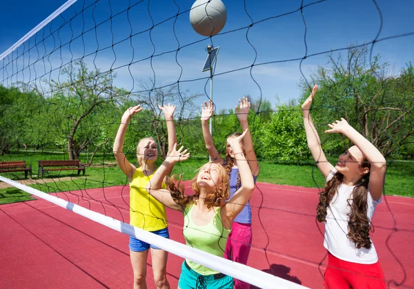 Volleyballnetz und spielende Mädchen — Stockfoto