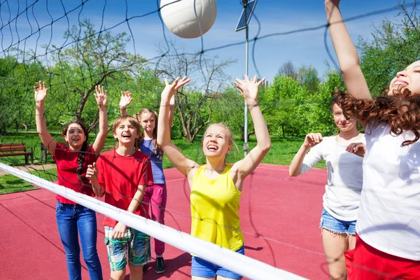 Τα παιδιά παίζουν κοντά στο φιλέ για volley — Φωτογραφία Αρχείου