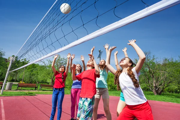 Group of teens play volleyball — Stock Photo, Image