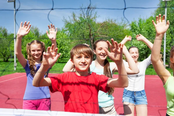 Gli adolescenti giocano a pallavolo vicino alla rete — Foto Stock