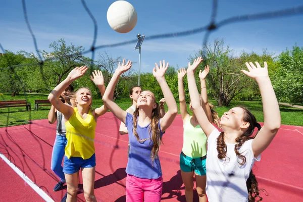 Adolescentes jogando vôlei juntos — Fotografia de Stock