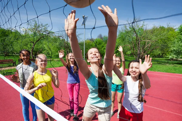 Teenager-Team spielt auf dem Platz Volleyball — Stockfoto