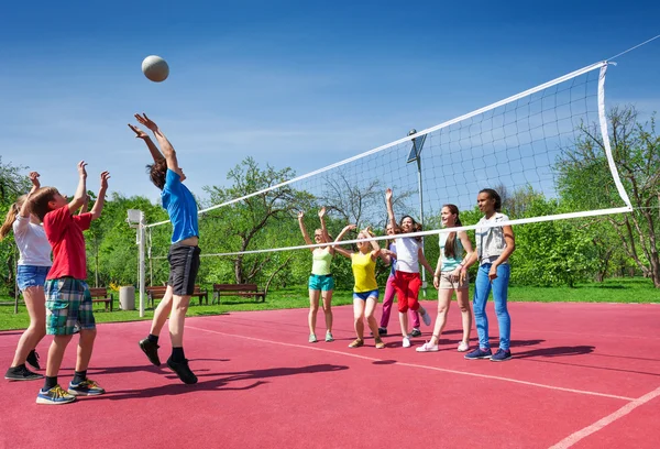 Salto ragazzo durante la partita di pallavolo — Foto Stock