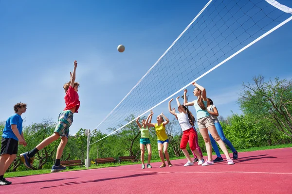 Teenagers play volleyball game — Stock Photo, Image