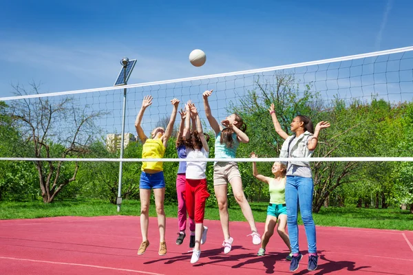 Équipe d'adolescents jouant activement au volleyball — Photo