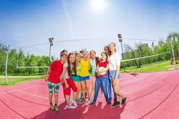 Meninos e meninas adolescentes no time de voleibol — Fotografia de Stock