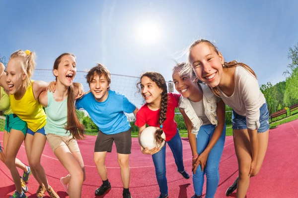 Glada tonåringar på spelet volleybollplan — Stockfoto