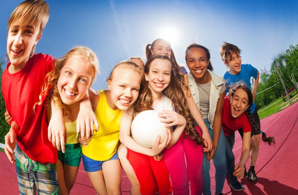 Teens standing on volleyball game court — Stock Photo, Image