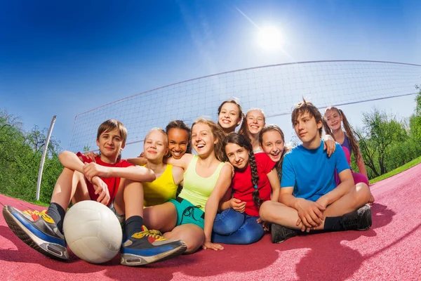 Happy teenagers on volleyball game court — Stock Photo, Image