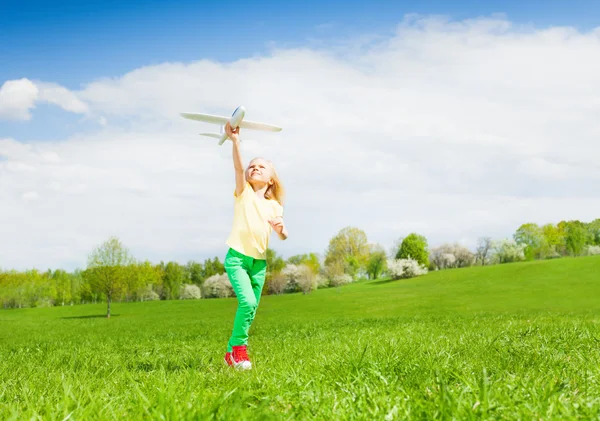 Menina loira segurando brinquedo avião — Fotografia de Stock