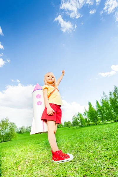 Menina usando brinquedo foguete — Fotografia de Stock