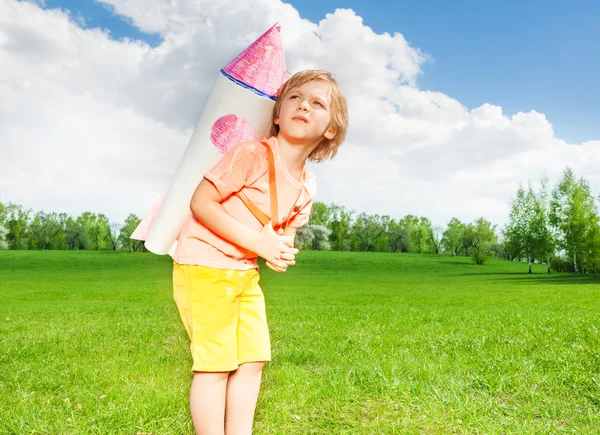 Menino com brinquedo de foguete de cartão — Fotografia de Stock