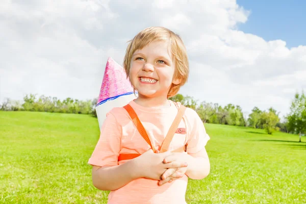 Niño con cartón cohete juguete —  Fotos de Stock