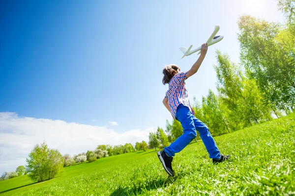 Menino brincando com brinquedo de avião — Fotografia de Stock