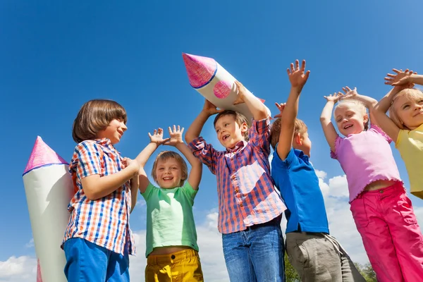 Children stand with paper rocket toy — 图库照片