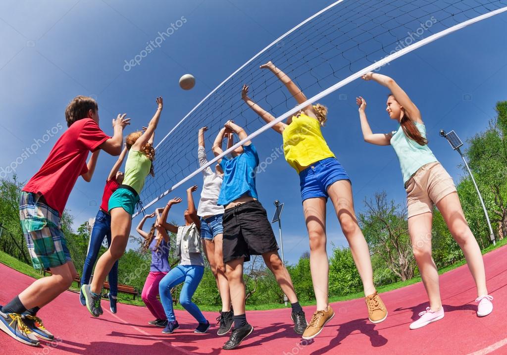 Adolescentes jogando vôlei - Fotos de arquivo #7179599